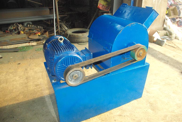 粉餅機，碎餅機，大餅打碎機，花生茶籽大豆餅粉碎機